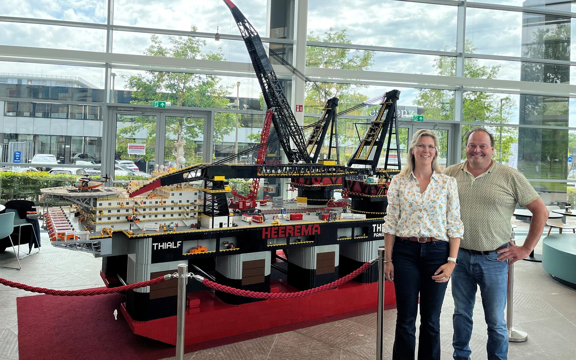 Vier meter lang Lego-schip van Marco (54) uit Oudega pronkt in